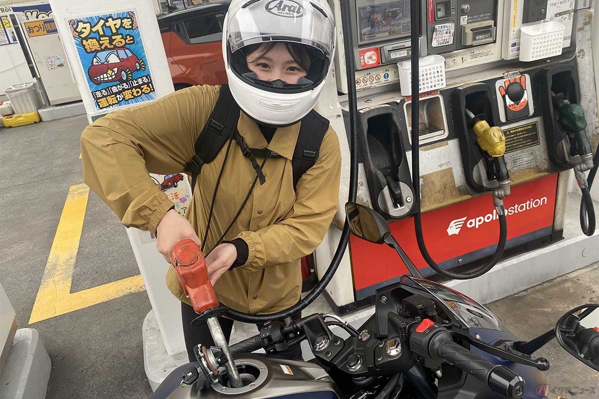 セルフのガソリンスタンドではタッチパネルを操作して給油する