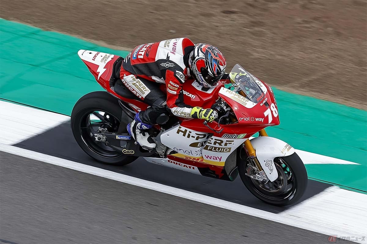 MotoE世界選手権第5戦でシルバーストーンサーキットを走る大久保光選手