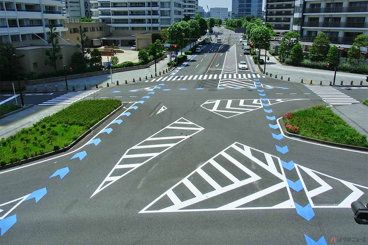 青い矢羽根マークの正式名称は「矢羽根型路面標示」