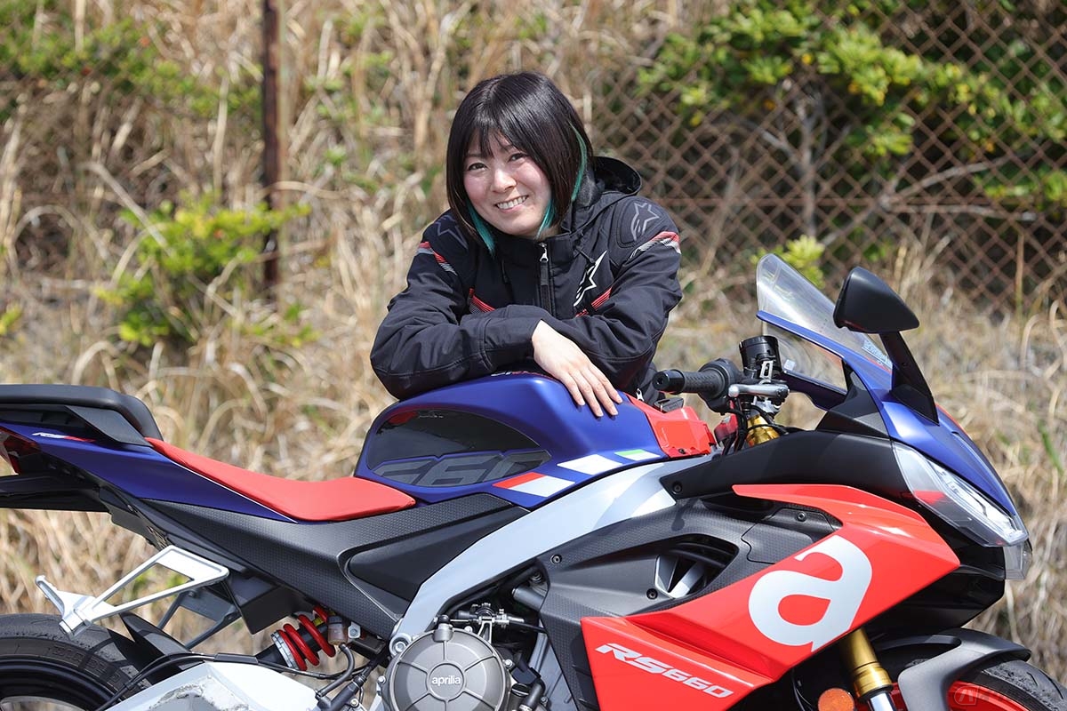 アプリリア「RS660」と筆者(先川知香)