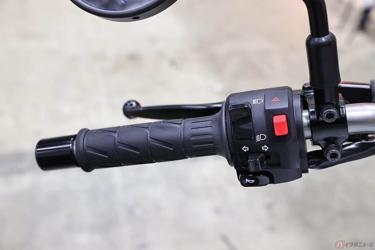 バイクのウィンカースイッチは大半がハンドル左側に設置されている。