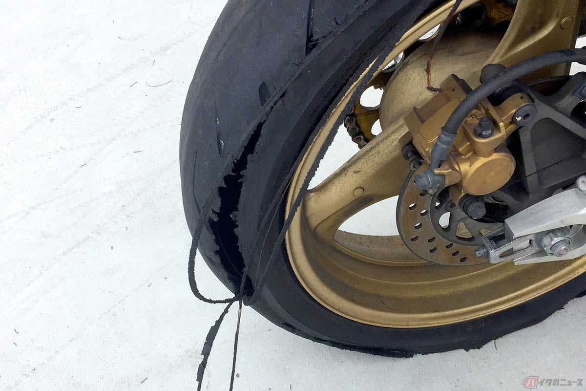 パンク、バーストのどちらにしても発生したら速やかに減速して停止する。