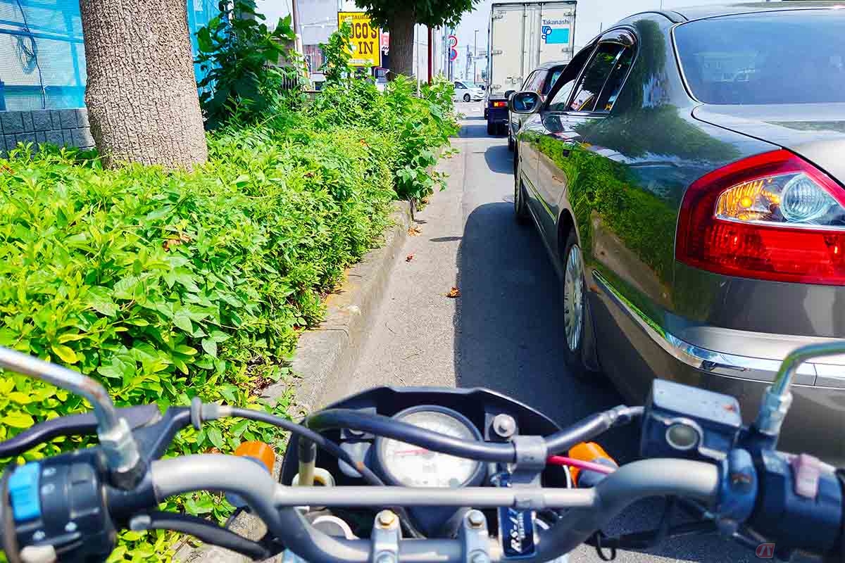 すり抜けは右直事故の原因となるので極力控えた方が良い