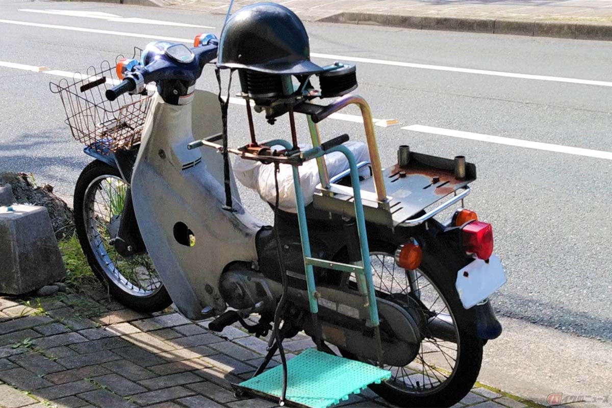 昔ながらの出前用バイクに装着されている積載装置の名前は「出前機」