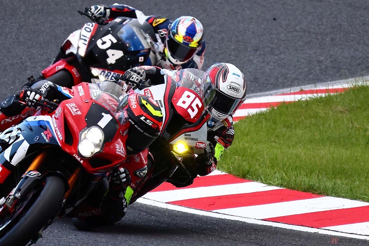 8耐の決勝レースで鈴鹿サーキットを走行する石塚健選手