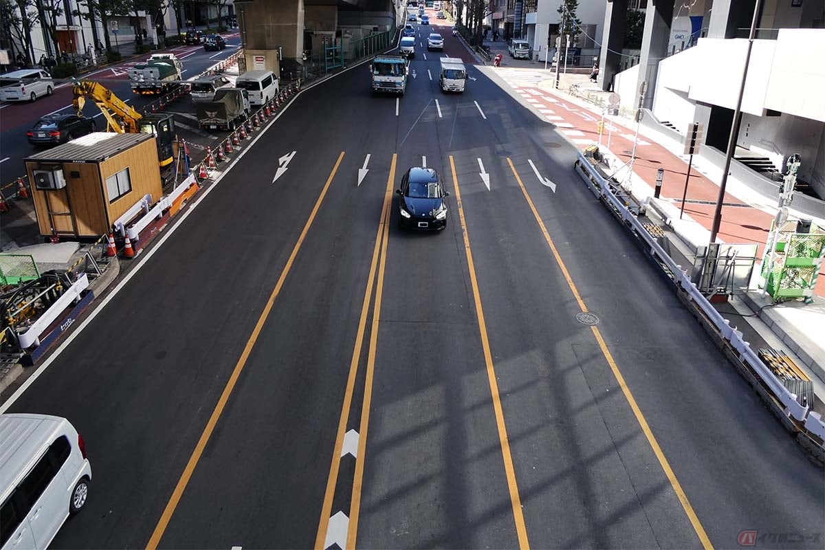 道路に引かれたオレンジ色の実線は進路変更禁止区間