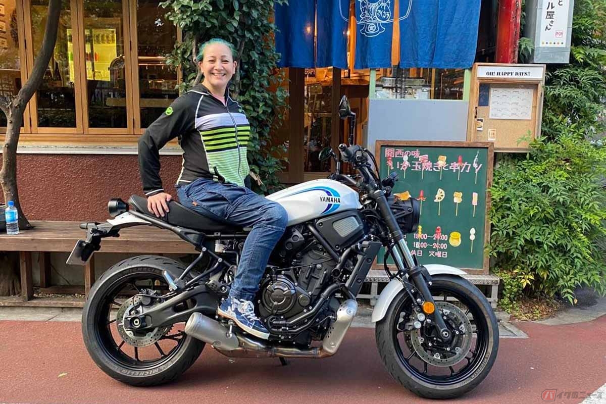 ヤマハ新型「XSR700」に跨るクリスさん