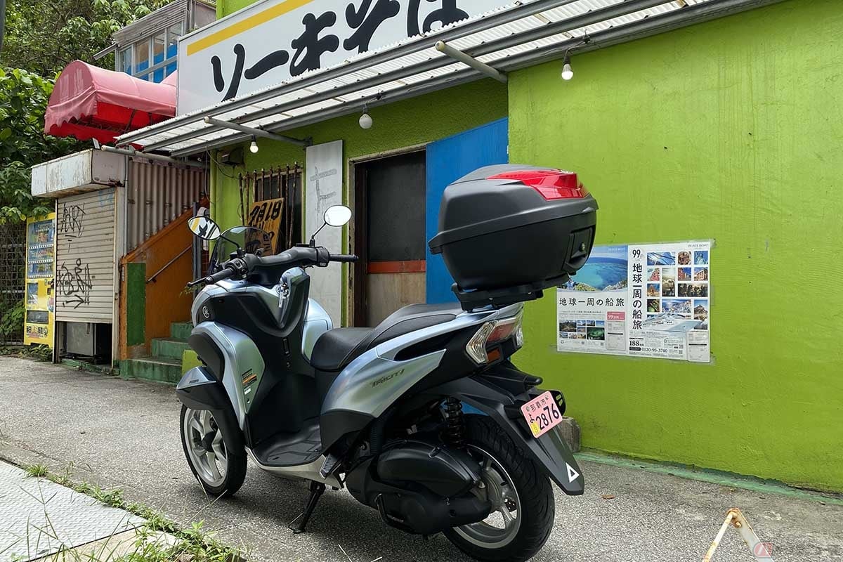 沖縄旅行でツーリングを楽しむ様子