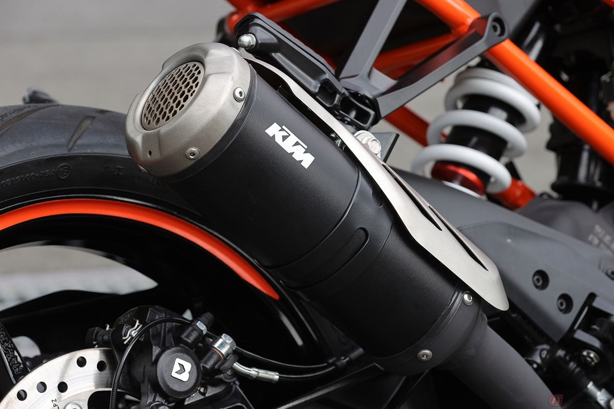 マフラーにはサイレンサーのみに限定したものと、エキゾーストパイプからサイレンサーまでを含めたパーツが一括りになったものがある。