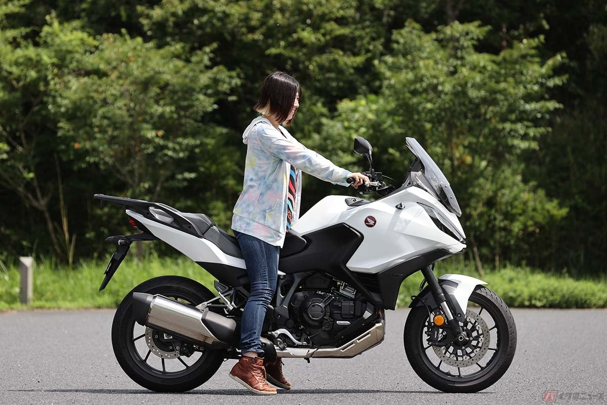 ホンダ「NT1100」の足つき(身長165㎝)