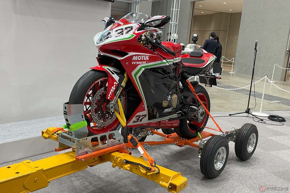 バイクをクルマで牽引して運ぶ際はブレーキランプなどの灯火類やナンバープレートが荷物で隠れないようにする