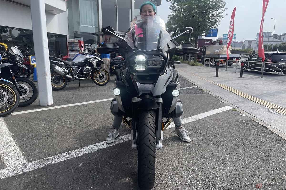 BMW Motorrad「R1250GS」に跨るクリステル・チアリさん