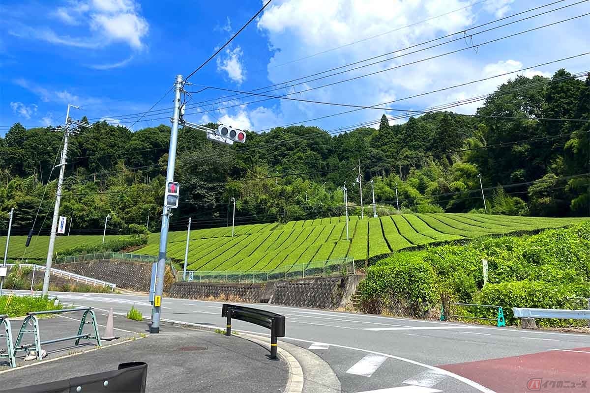 道路のカラー舗装に法的拘束力は無いが危険なポイントであるため注意する必要がある。