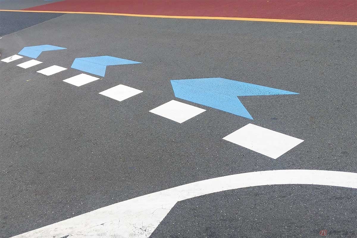 矢羽根マークは、道路交通法上は法定外表示にあたるため法的拘束力は持たない。