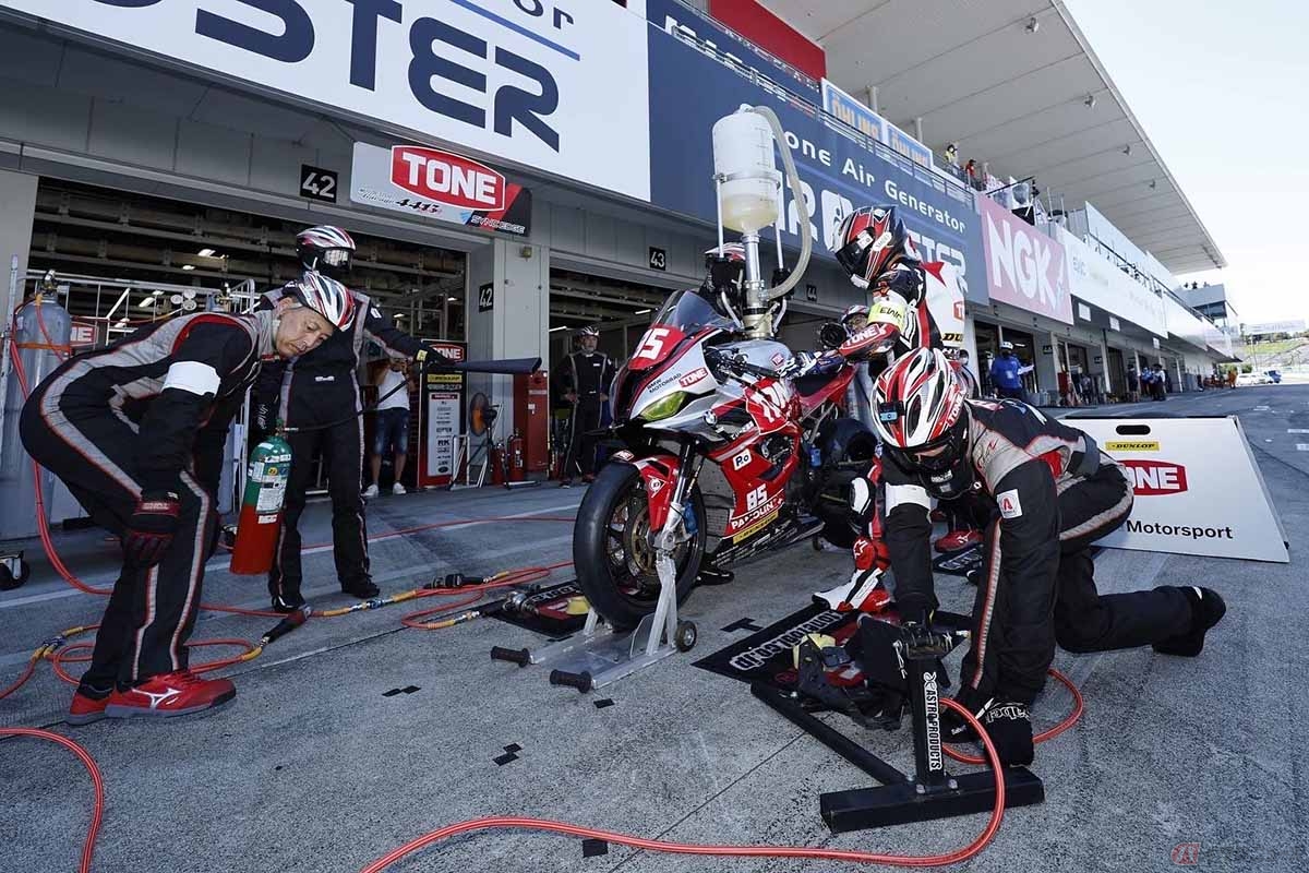 ライダー交代からのピット作業中のチームと石塚健選手