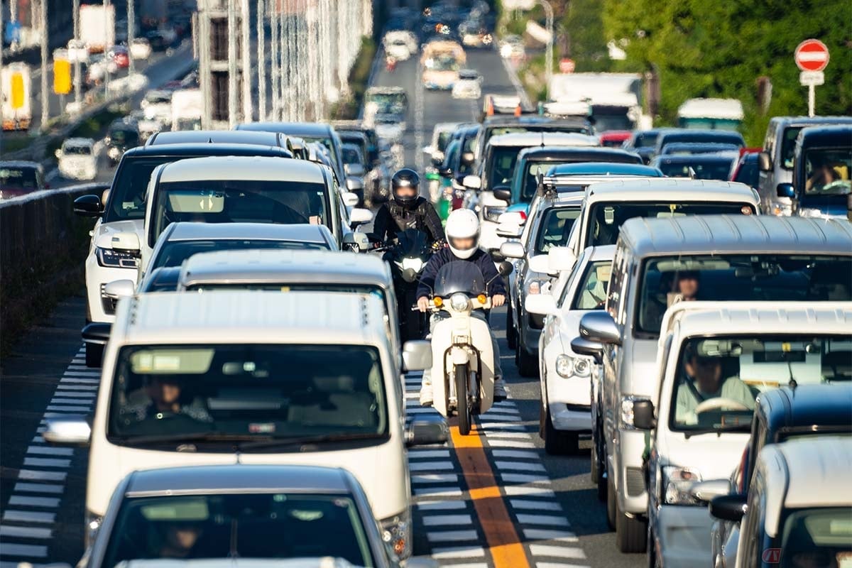 バイクですり抜けをする際もオレンジ色の実線をまたぐと進路変更禁止違反が適応される