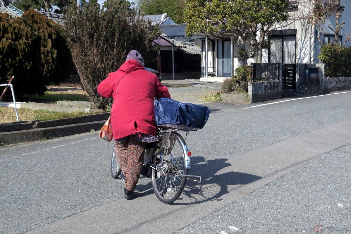 電動アシスト自転車（e-BIKE）では、普通の自転車のような“けんけん乗り”をしないこと