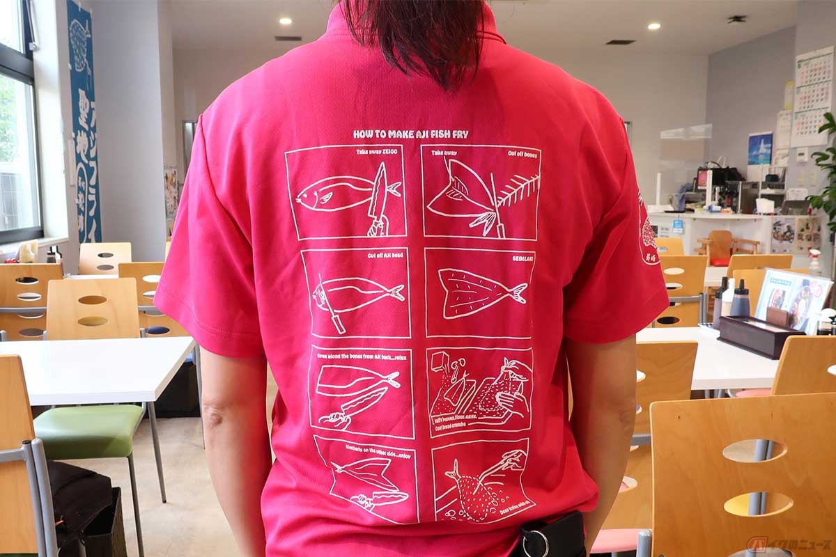 「旬市場（ときいちば）」では「AJI FRY AFAIR」とプリントされたTシャツが販売されていた。そのTシャツと同じデザインのポロシャツを着ているのは、市内中心部にある「いけす割烹　華」の女将さん（の、後ろ姿）