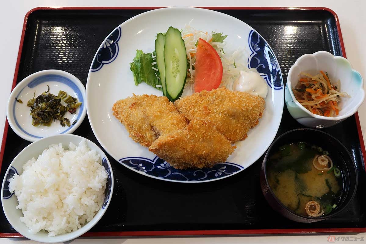 「大漁レストラン旬（とき）」のアジフライ定食（900円）は、フィレと呼ばれる半身のアジフライが3枚乗っている