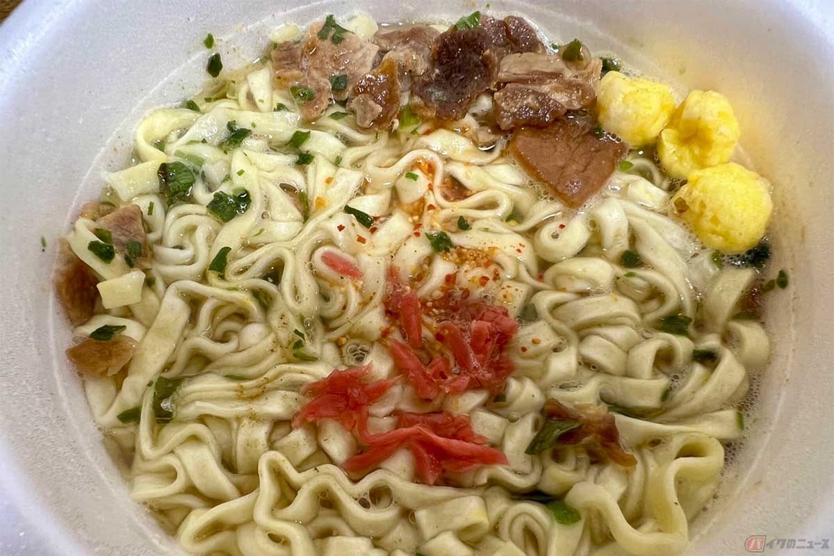 カップ麺で再現された「沖縄そば」。豚とかつおの出汁が効いた淡い色のスープからは食欲をそそる香りが漂う