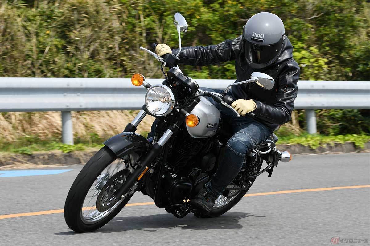 試乗の第一印象は、意外に重厚でワイルドなもの。排気量374ccの空冷単気筒SOHC2バルブエンジンは最高出力15.5kw/5500rpm、最大トルク29Nm/4500rpmを発揮