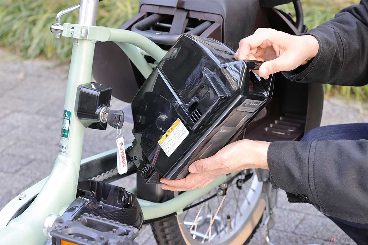 電動アシスト自転車(e-BIKE)の要となるバッテリーは、カギで取り外して持ち運び可能。充電や保管は屋内がキホン