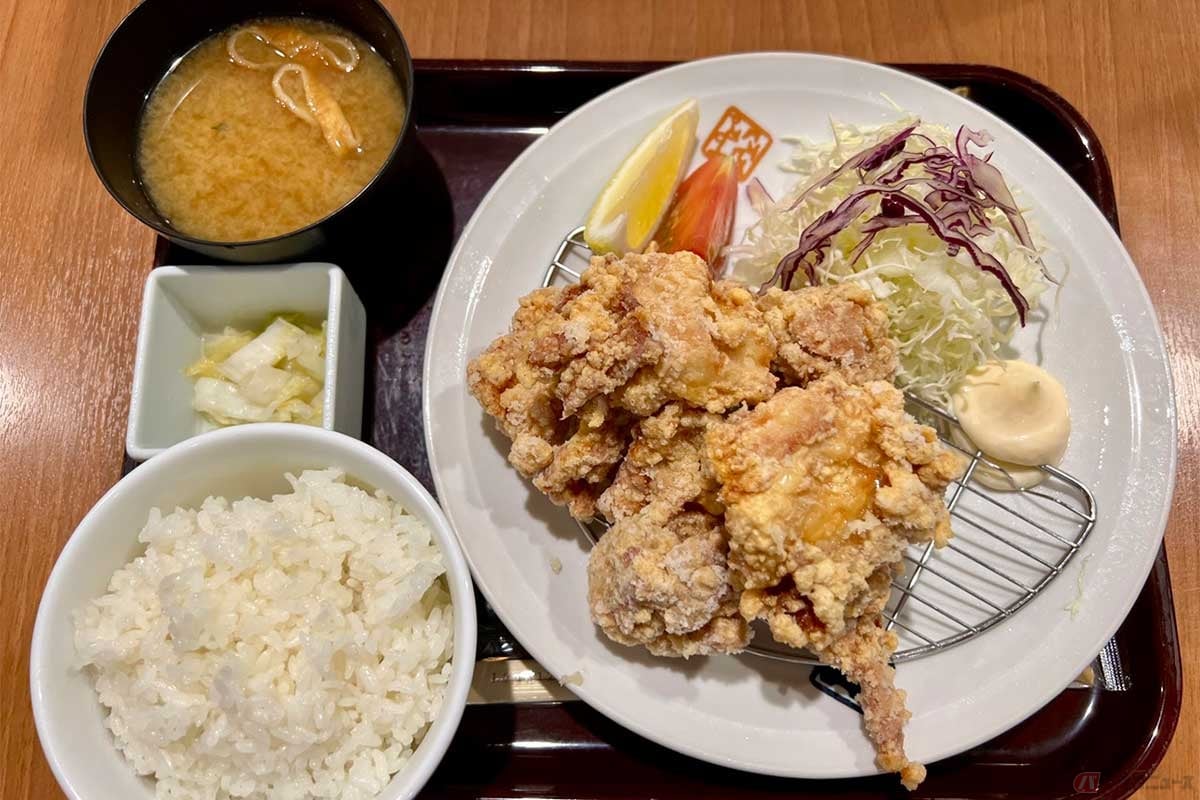 見るからにボリューム満点な「富士山 唐揚げ定食」（1050円）。とにかく腹一杯食べたい時にオススメ
