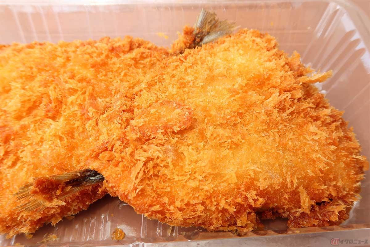 刺身用のアジをフライにした「アジフライ中」。普通サイズが2枚パックされている