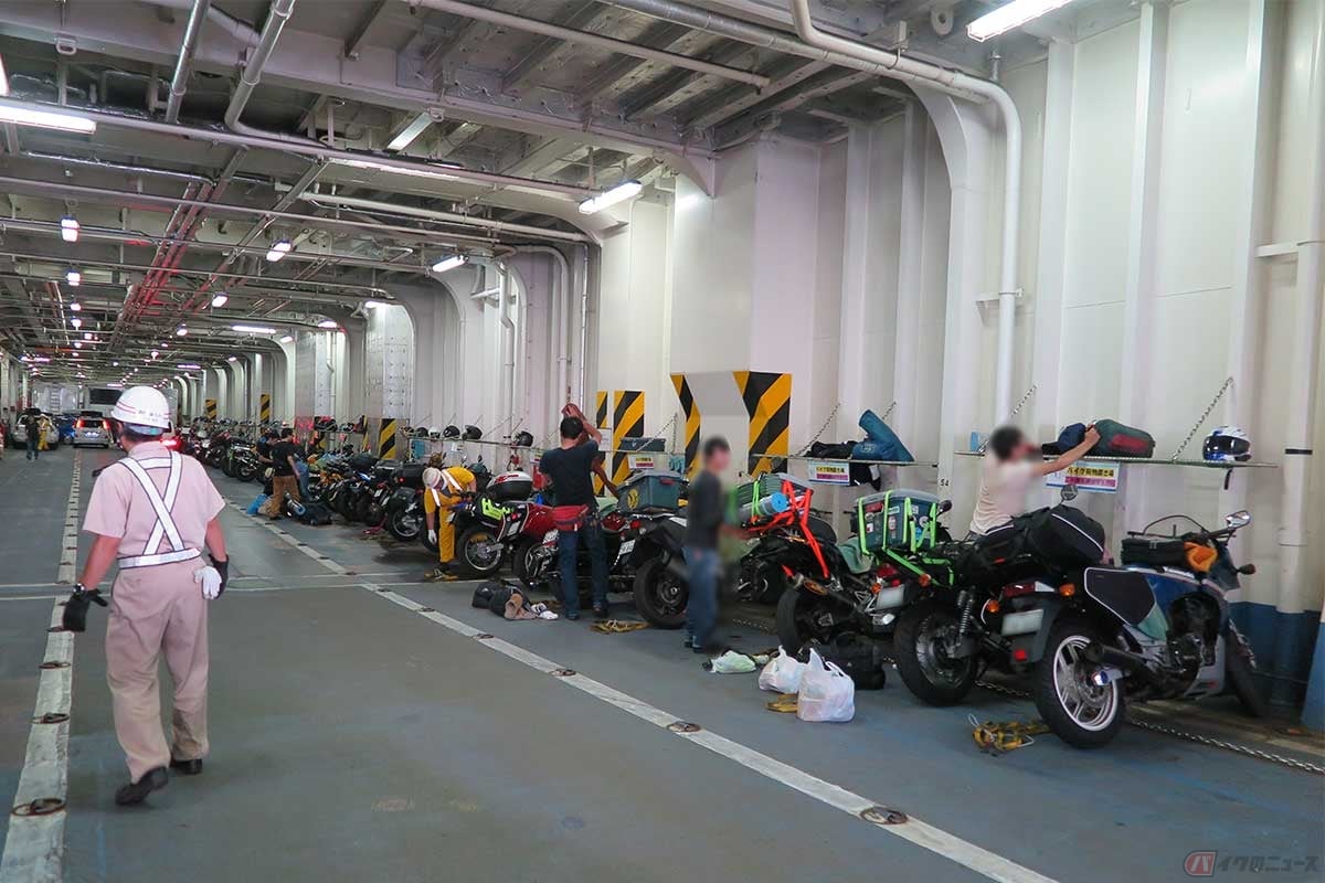 フェリー乗船後のバイクの固定方法や向きはフェリー会社によってさまざま。係員の指示に従おう(写真/小林ゆき)