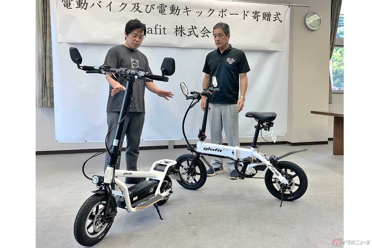 伊豆市庁舎で行なわれた、電動モビリティ贈呈式。菊地豊市長(右)と鳴海禎造社長(左)(写真提供=グラフィット)
