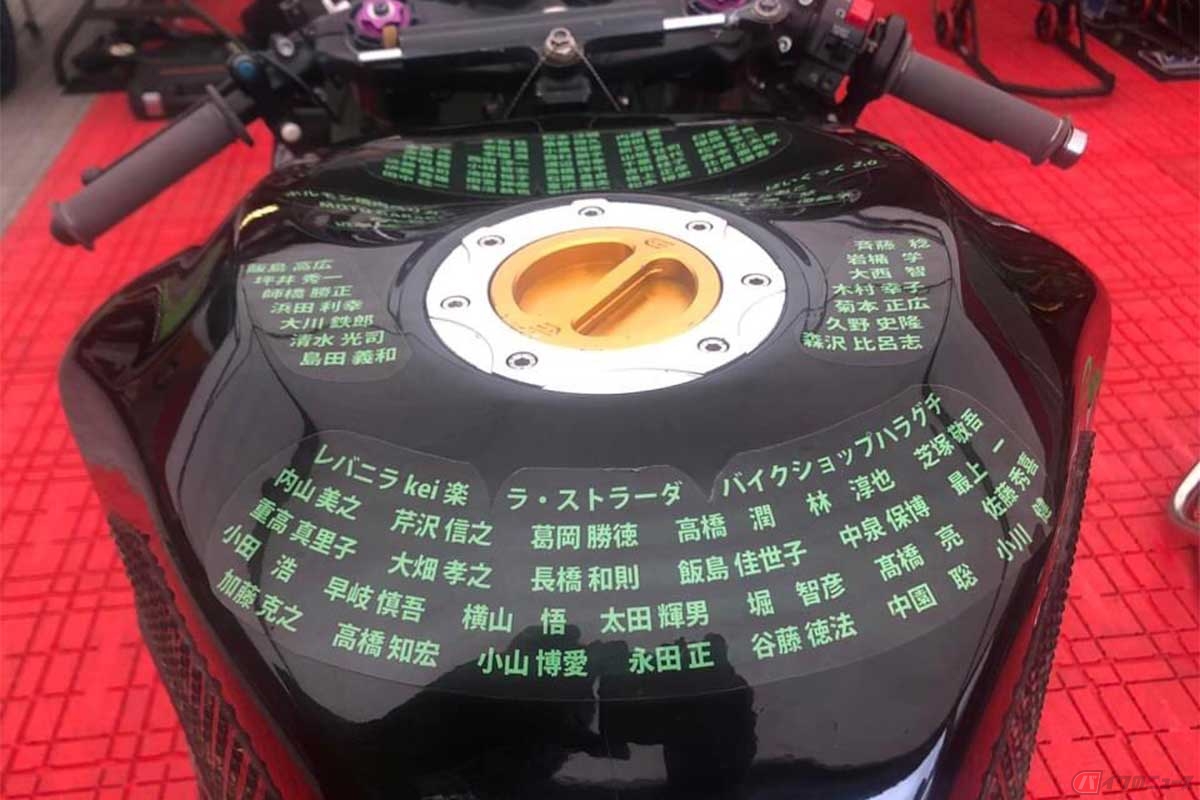 タンク、リアカウルなど所せましと書き込まれた個人スポンサーの名前が、経文のように山中を見守る（写真＝山中正之ツイッターより）