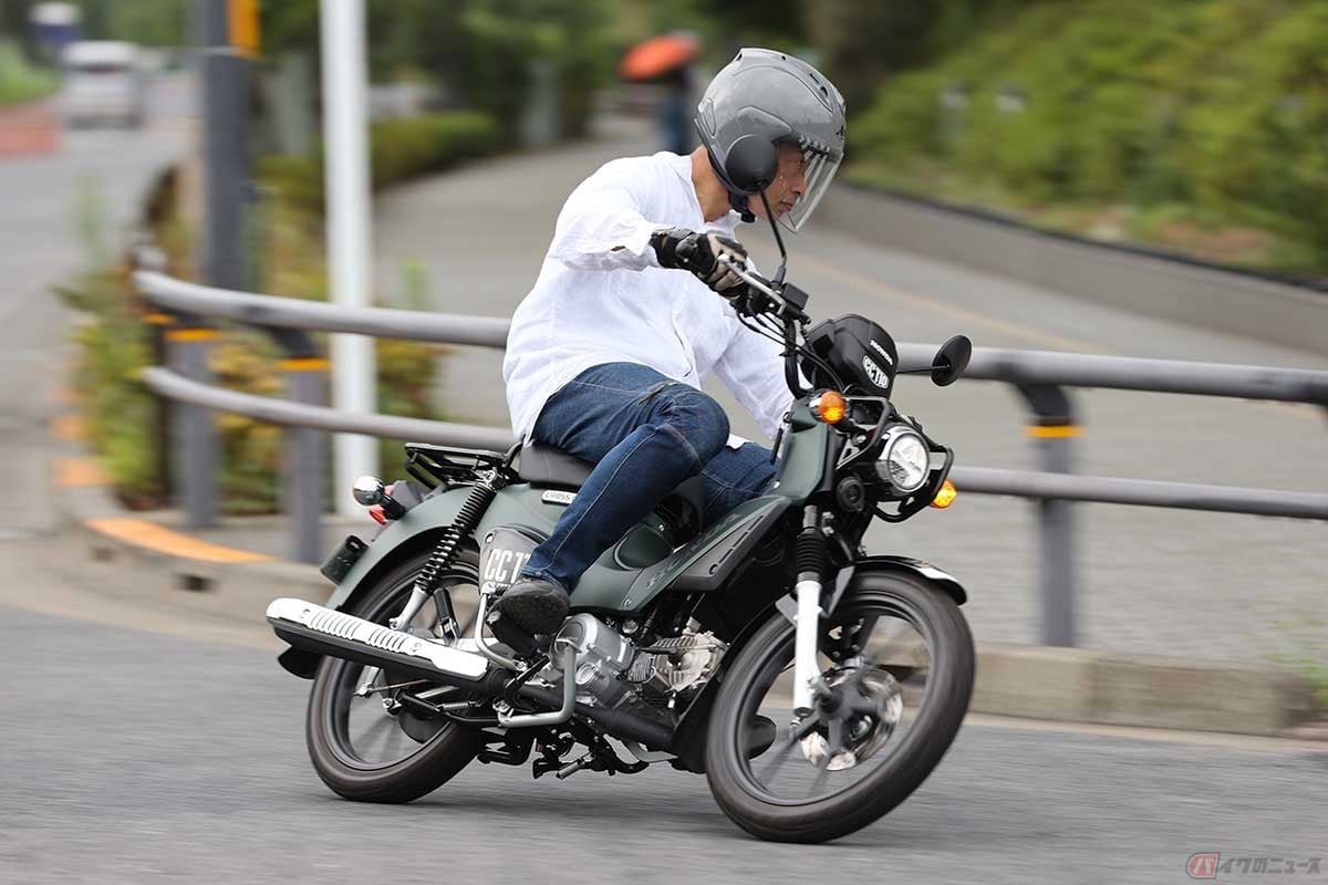 ホンダ「クロスカブ110」(2022年型)に試乗する筆者(松井勉)