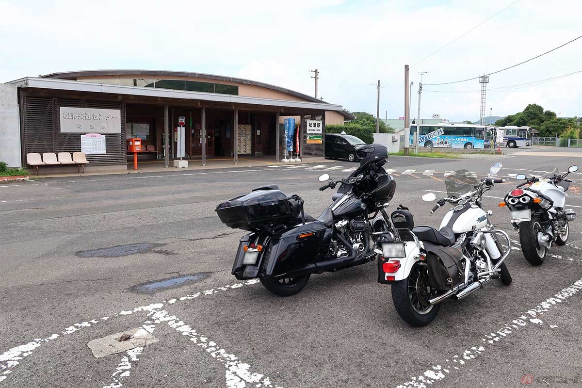 松浦鉄道西九州線「松浦駅」の駐車スペースにバイクを停め、歩いて「食味酒処　あじ彩」に向かう