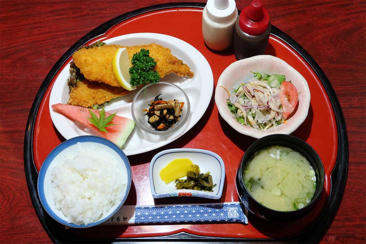 「食味酒処　あじ彩」の「アジフライ定食」（1280円）。アジフライに小鉢、サラダ、ご飯、みそ汁、漬物、それにデザートのスイカがセット