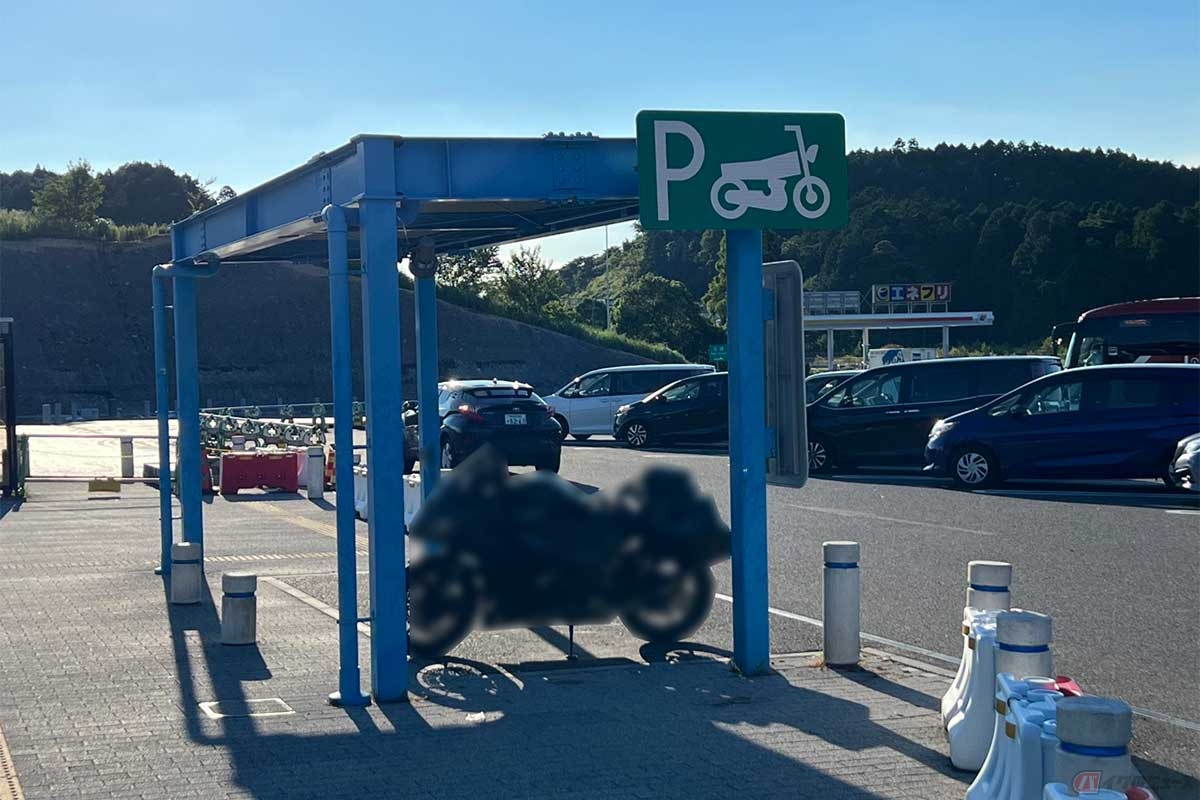 若干コンパクトな気もするが、2輪専用の駐車スペースも確保されている