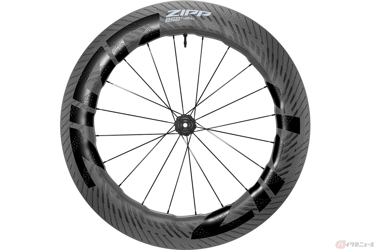 ZIPP「858 NSW Tubeless Disc」(フロント)。リム形状は生体模倣を施した波を打った独特のデザイン
