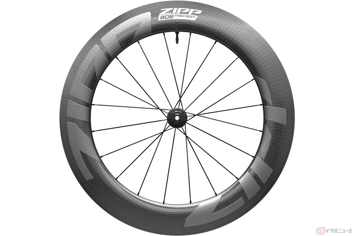 ZIPP「808 Firecrest Tubeless Disc」(フロント)。リム面のディンプルデザインは、空気がリムを抜ける際の乱流を抑制して抵抗を軽減