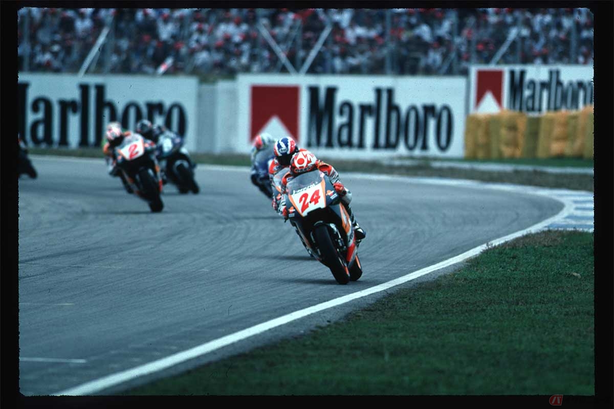 1997年に2輪ロードレース世界最高峰クラスのロードレース世界選手権GP500にREPSOL HONDAからNSR500Vで参戦。表彰台に立つ(写真=KIBIKI)