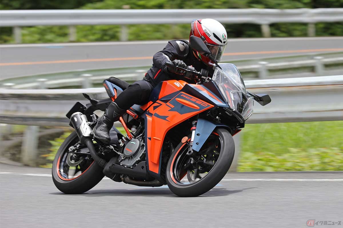 KTM「RC 390」(2022年型)に試乗する筆者(伊丹孝裕)
