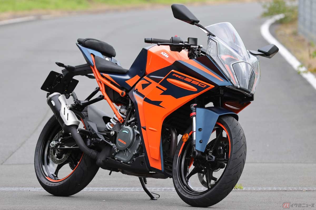 KTM「RC 390」(2022年型)カラー:ブルー×オレンジ
