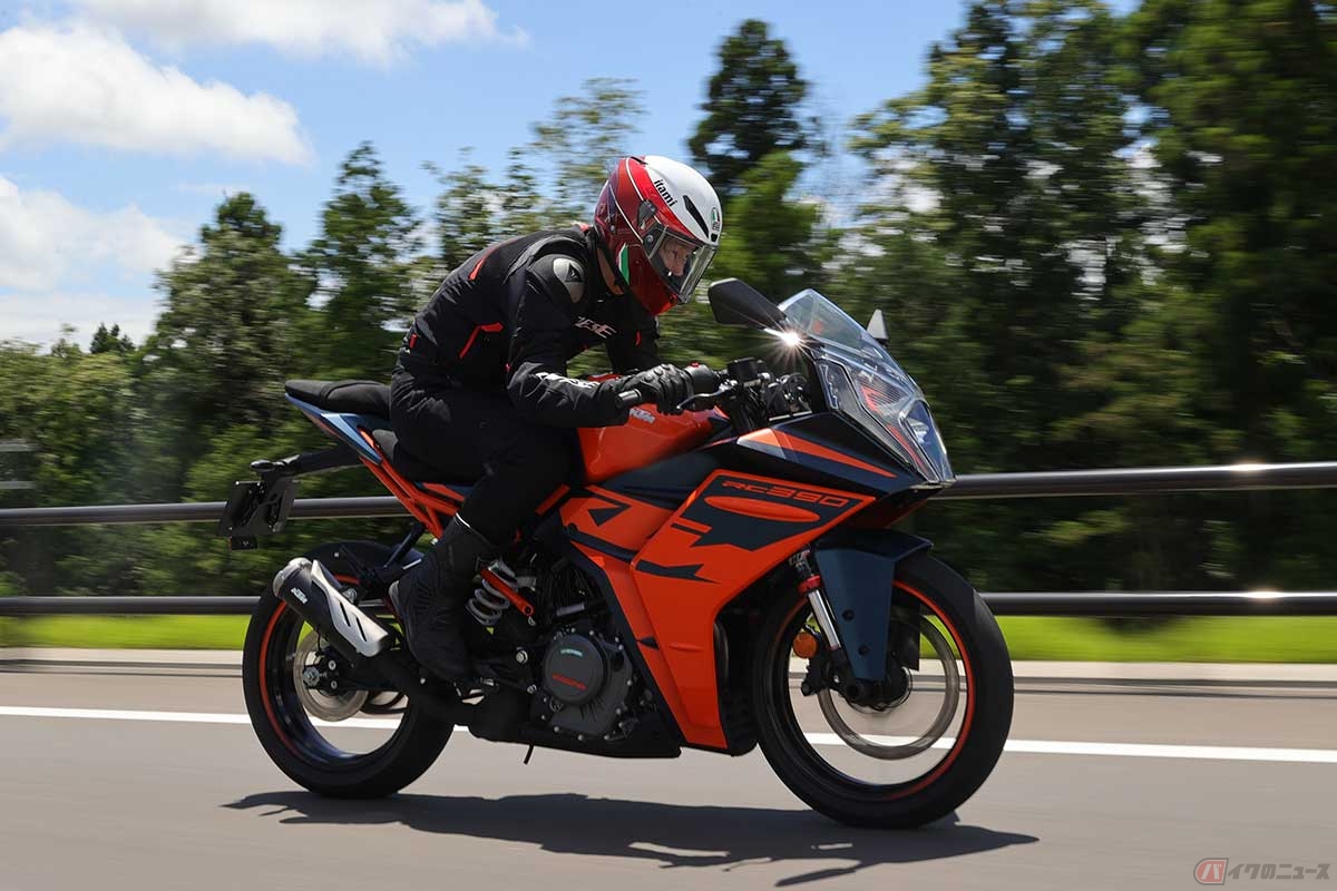 KTMのMotoGPマシン「RC16」にインスピレーションを受けたスタイリングはいかにもReady To Raceだが、実際のライディングポジションは上体がほどよく前傾する印象