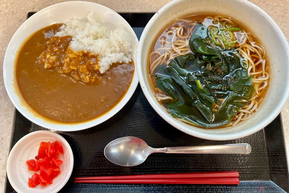 東関道「湾岸幕張PA」(下り)の朝食メニュー「朝そば&本日の小丼セット」(600円)は、朝からしっかり食べておきたい人向けのセット。この日の小丼はミニカレーだった