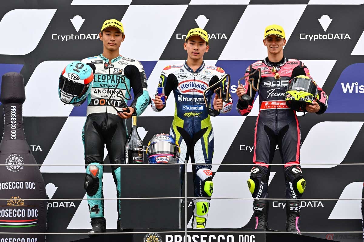 オーストリアGPのMoto3クラスで日本人ライダーが2人、表彰台に立った。優勝は佐々木歩夢選手(中央)、2位は鈴木竜生選手(左)、3位はダビド・ムニョス選手(右)だった