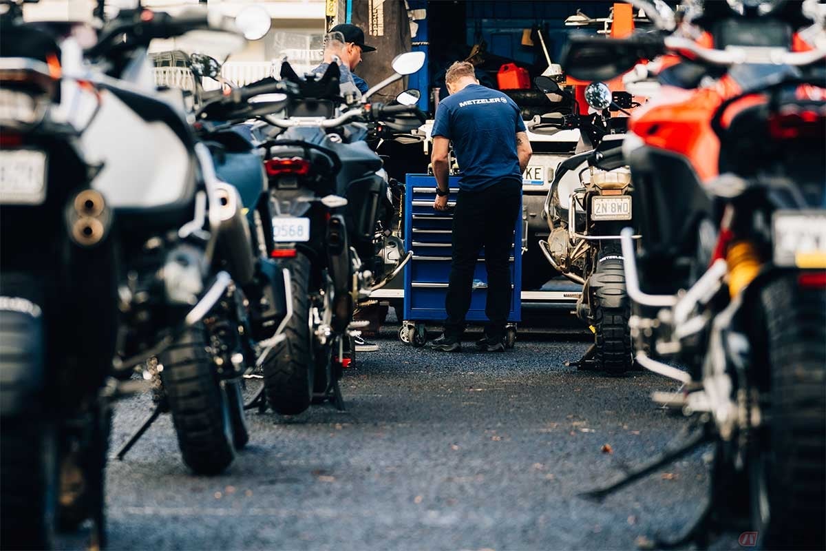 オーストラリアで行なわれた「KAROO 4」のテストでは、各メーカーのアドベンチャーバイクが用意された