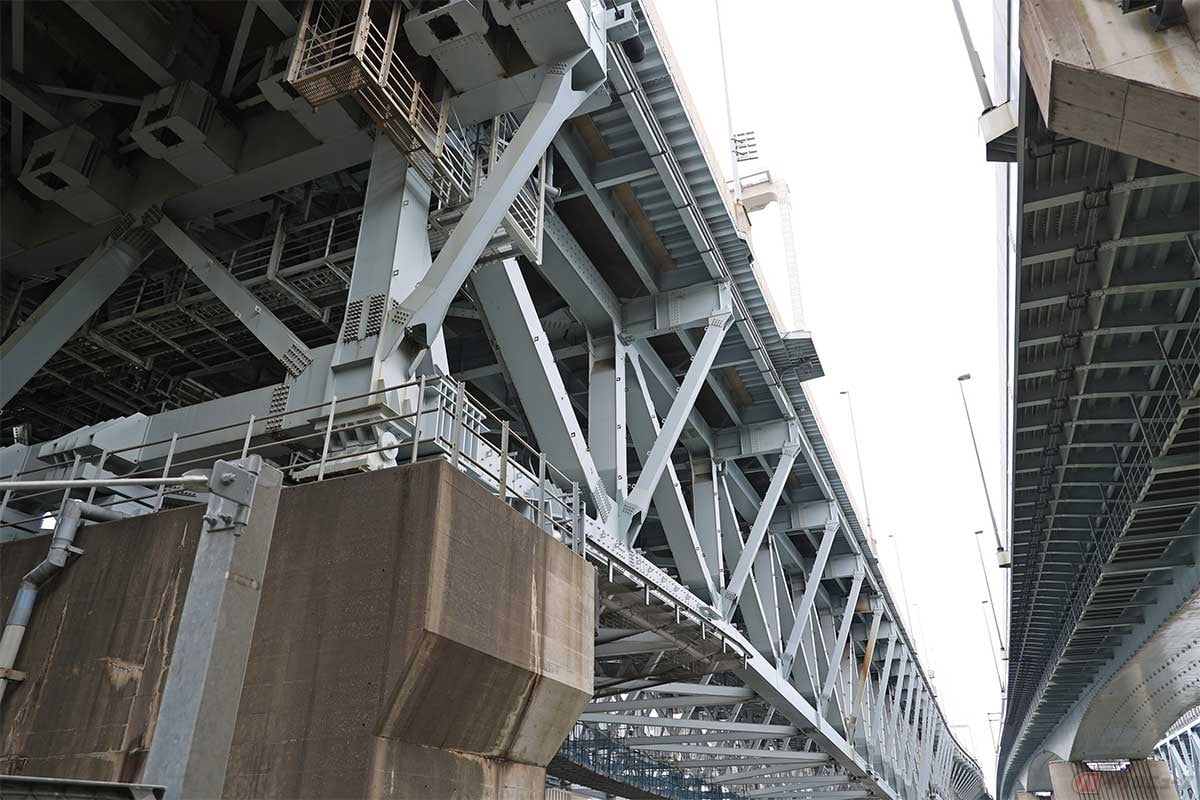 首都高湾岸線「荒川湾岸橋」新木場側。橋を挟み並行に国道357号(写真右)が走る(2022年8月24日撮影)