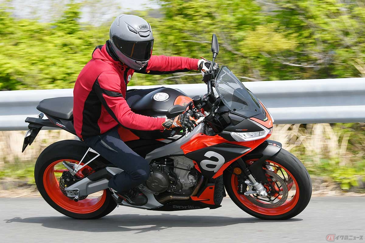 アプリリア「Tuono 660」（2021年型）に試乗する筆者（中村友彦）