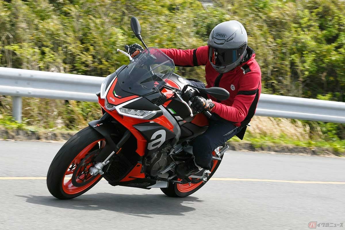 「Tuono 660」は兄弟車であるスーパースポーツの「RS 660」と基本設計の多くを共有し、現代的な運動性能と日常域での扱いやすさを両立している