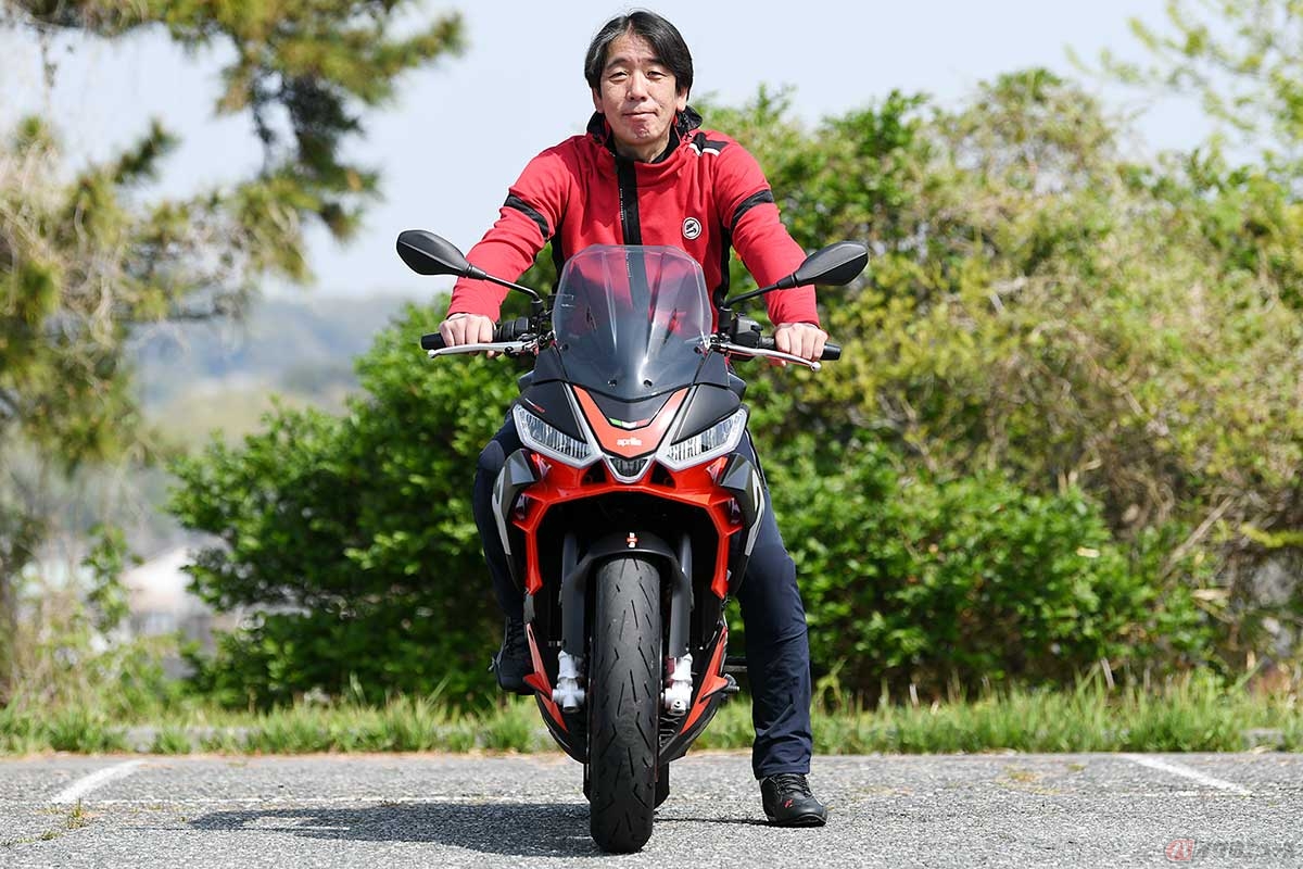 身長182cmの筆者(中村友彦)がシート高820mmの車体にまたがった状態。片足ではかかとまで地面に届き、不安なく車体を支えることができる