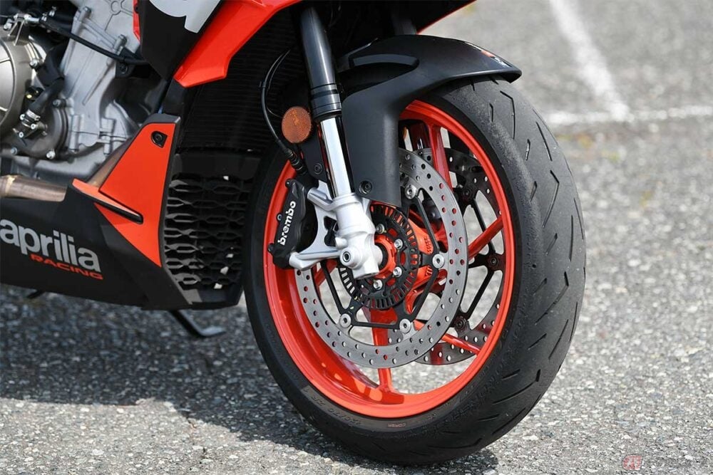 アプリリア「トゥオーノ660」に乗ってみたら、日本製ツインを上回る超