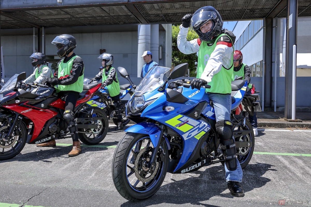 少々ビビりながらもGSX250Rにまたがると、想像以上に車体のバランスが取りやすく、足着きもよくてビックリ